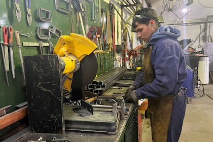 Junto a sus compañeros del taller de herrería, Alexis está preparando los escenarios para una escuela de la zona