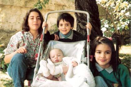 Junto a sus cuatro hermanos.