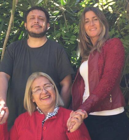 Junto a sus dos hijos.
