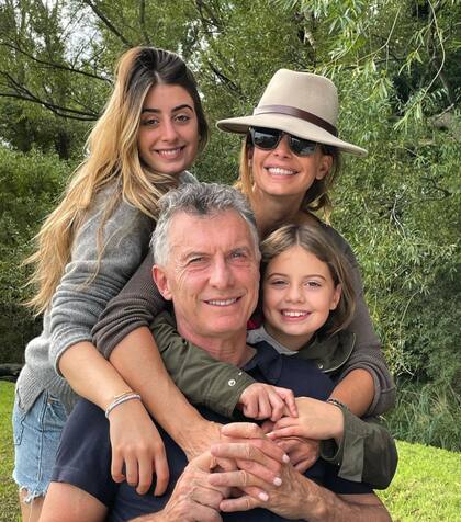 Junto a sus dos hijas y su marido, Mauricio Macri