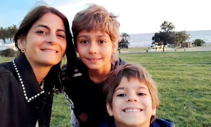 Junto a sus dos hijos: Bautista (10) y Francisco (6).