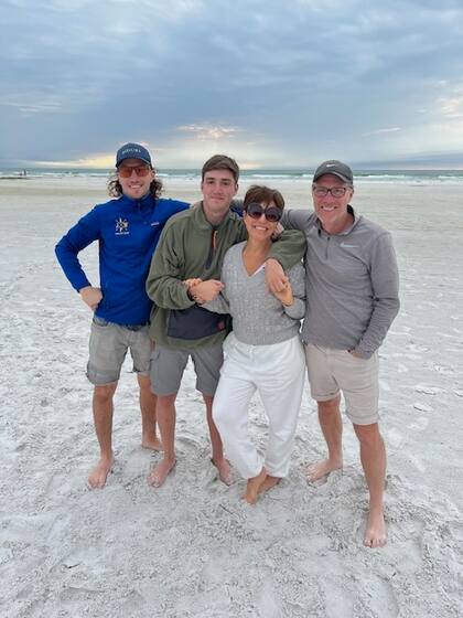 Junto a sus dos hijos en unas vacaciones en la playa.