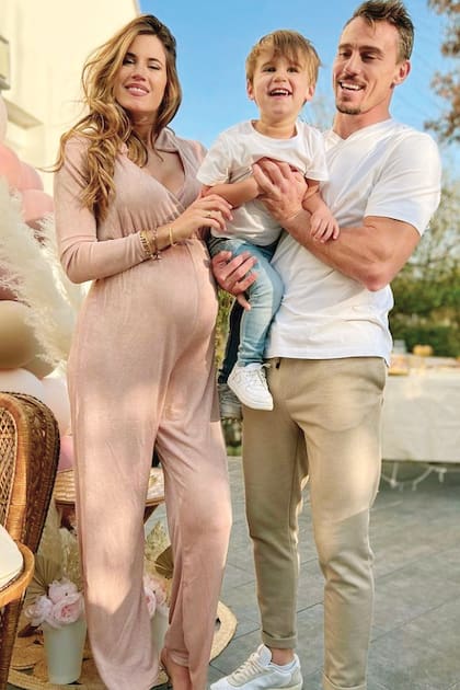 Junto a sus dos hombres: su marido y su hijo mayor. “Con Juan le estamos preparando regalos también para Bastián, para que cuando nazca la beba no se sienta desplazado”, cuenta.