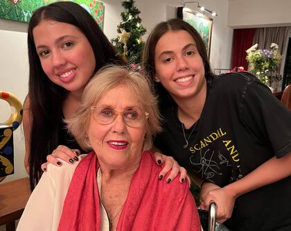 Junto a sus dos nietas: : Violeta y Elisa.