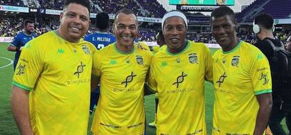 Junto a sus ex compañeros campeones del mundo en Corea Japón 2002: Ronaldo y Ronaldinho.