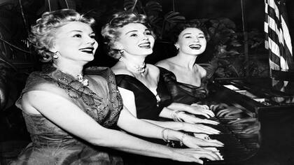 Junto a sus hermanas Eva (izq.) y Magda (der.) en  Hollywood, en 1954