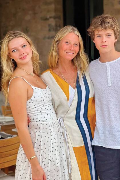 Junto a sus hijos Apple (18) y Moses (16), fruto de su matrimonio con Chris Martin. 