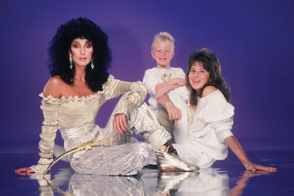 Junto a sus hijos
Chastity (ahora,
Chaz, fruto de su
matrimonio con
Sonny Bono) y Elijah
Blue (que tuvo con
su segundo marido,
Gregg Allman), en
1981.