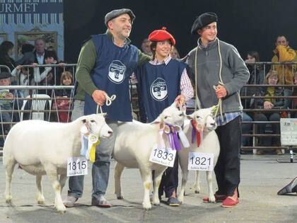 Junto a sus hijos, con tres ejemplares premiados en la Exposición Rural de Palermo