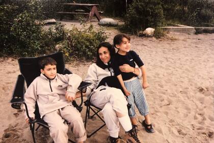 Junto a sus hijos en Jasper, una ciudad alpina en la provincia de Alberta en Canadá, en medio de las Montañas Rocallosas.