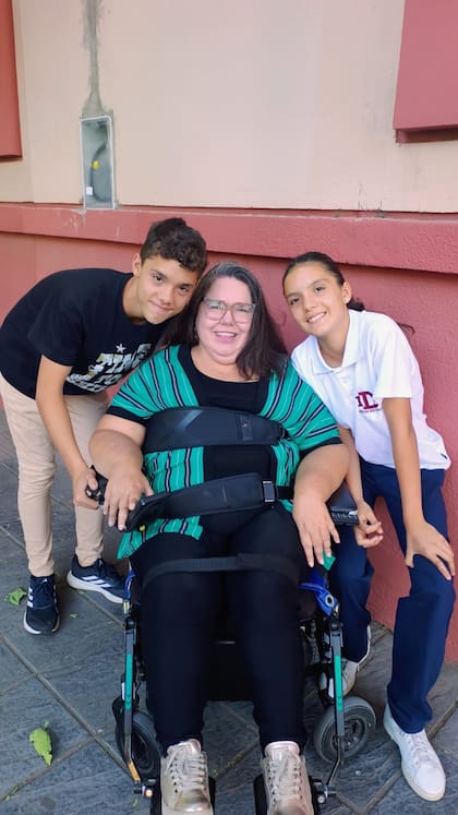 Junto a sus hijos, Lautaro y Alina