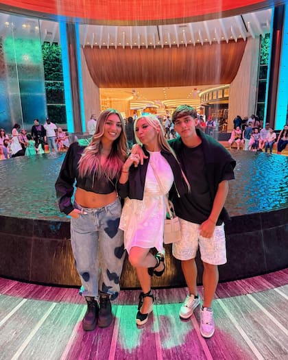 Junto a sus hijos, Ornella y Santino