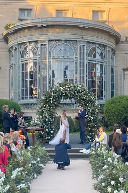 Junto a sus más amigos ( los novios eligieron cuatro testigos cada uno), la pareja intercambió sus votos.