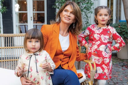 Junto a sus nietas, Esmeralda y Kenya