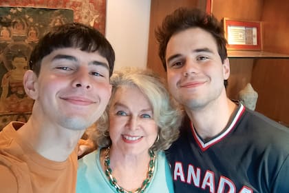 Junto a sus nietos, los mellizos Lorenzo y Vitto, hijos de su hija Marina.