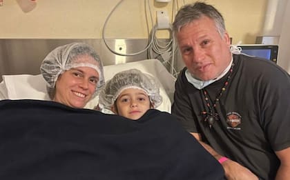 Junto a sus padres antes de la operación.