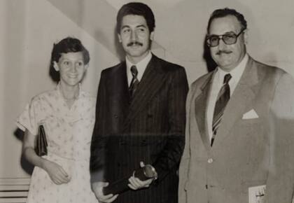 Junto a sus padres, el día que se recibió de abogado