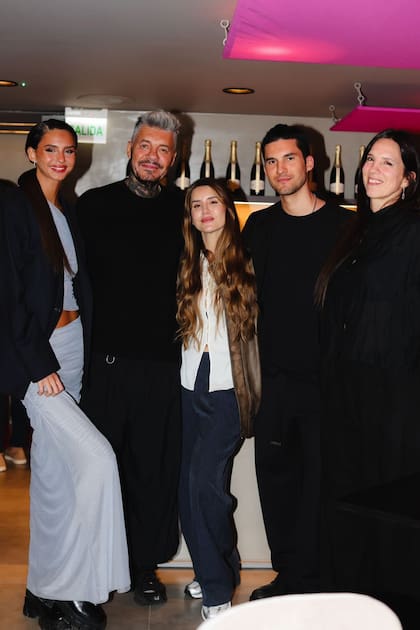 Junto a sus padres, Marcelo Tinelli y Paula Robles, y dos de sus hermanas, Micaela y Juana