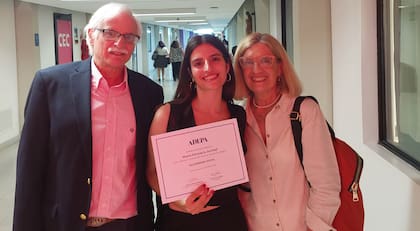 Junto a sus padres que la acompañaron en todo el proceso.