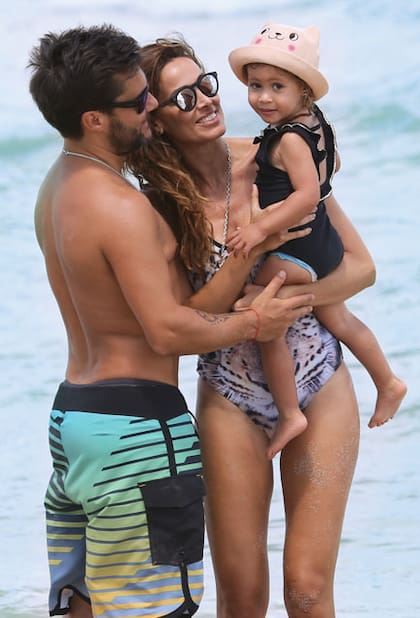 Junto a sus papás, Nina posa en una instantánea de pura felicidad familiar