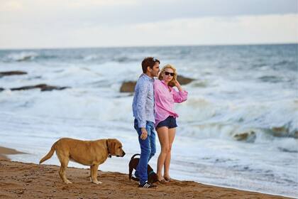 Junto a sus perros, los recién casados caminan por La Brava de José Ignacio.