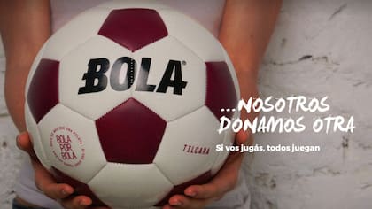 Junto a sus socios Federico Pería (33) y Facundo Leiton (32) crearon Bola FC, una empresa social que destina pelotas de fútbol a través de ONG en lugares postergados del país