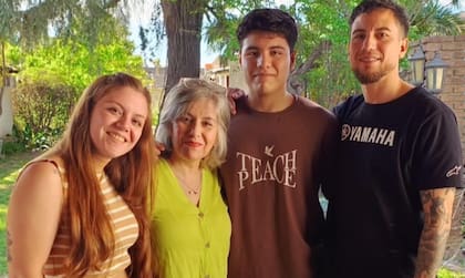 Junto a sus tres hijos.