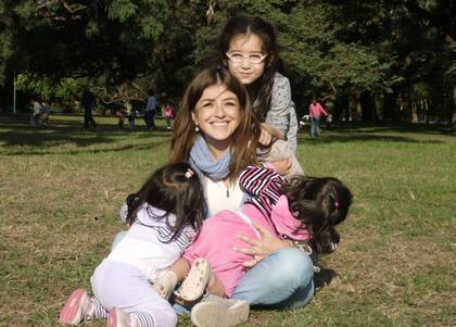 Junto a sus tres hijas.