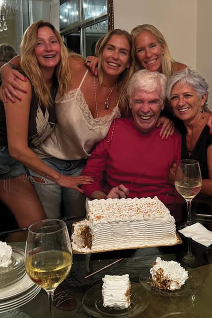 Junto a sus tres hijas, Mariana, Mariela y Natalia y su novia, Anita Ezcurra, en el festejo de su cumpleaños del año pasado