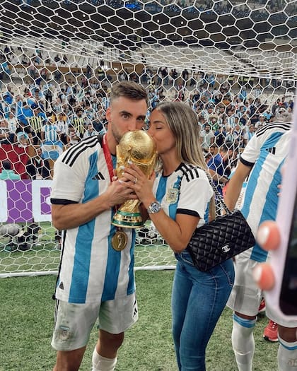 Junto a Tagliafico, en plena celebración del Mundial de Qatar