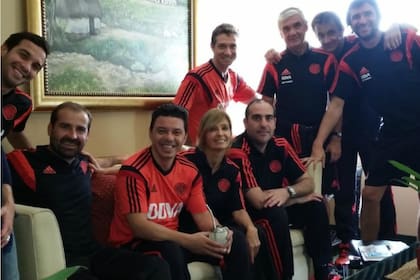 Junto a todo el cuerpo médico en una foto tomada en la previa de la final de la Copa Libertadores 2015 en la que River jugó frente a Tigres, de México