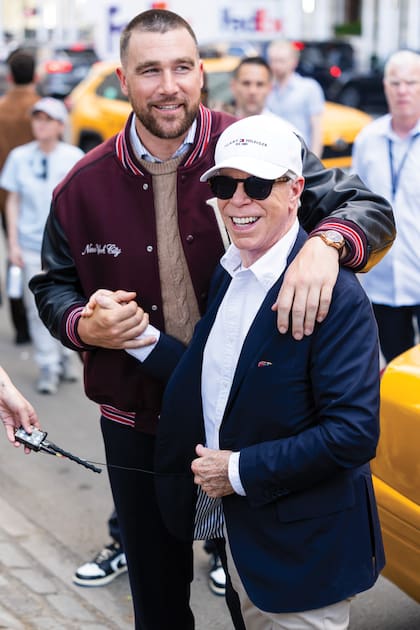 Junto a
Tommy Hilfiger en un
alto del shooting