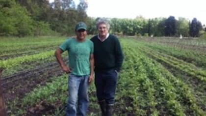 Junto a un pequeño agricultor cuando fue director de Desarrollo Rural durante el gobierno de María Eugenia Vidal en la provincia de Buenos Aires