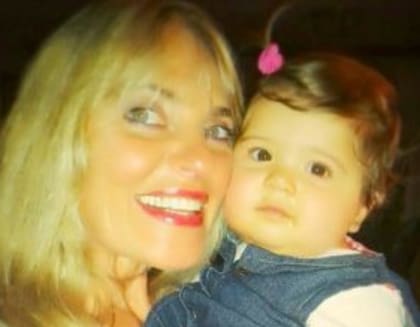 Junto a una de sus nietas.