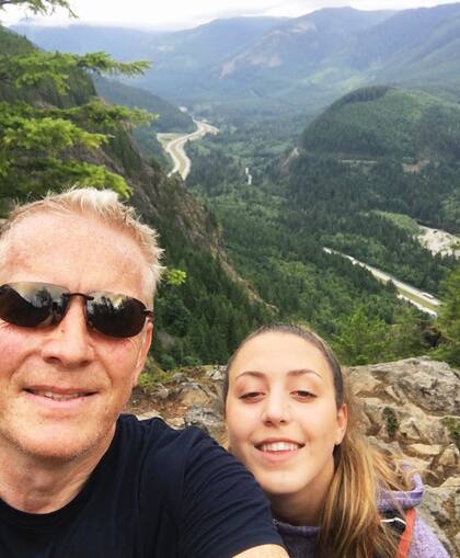 Junto a una de sus hijas, en la región donde viven.