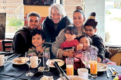 Junto a una familia que atendió en uno de
los locales.