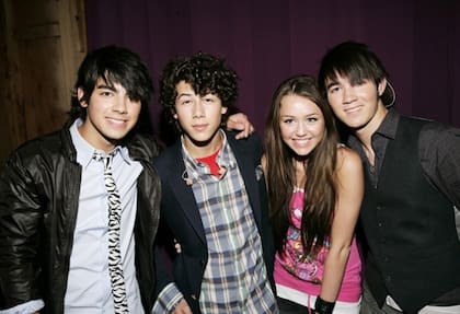 Cuatro adolescentes: los Jonas Brothers con Miley Cyrus en tiempos de la factoría Disney