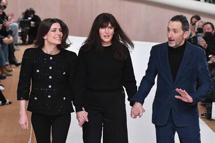 Junto a Virginie Viard, directora creativa de Chanel tras la muerte del legendario Karl Lagerfeld, y Xavier Veilhan, responsable de la puesta en escena.