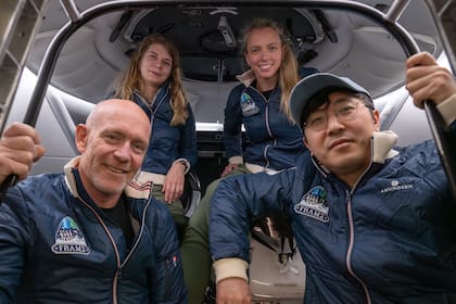 Junto a Wang, en la misión también estarán Jannicke Mikkelsen de Noruega, comandante del vehículo; Eric Philips de Australia, piloto del vehículo; y Rabea Rogge de Alemania, especialista de la misión