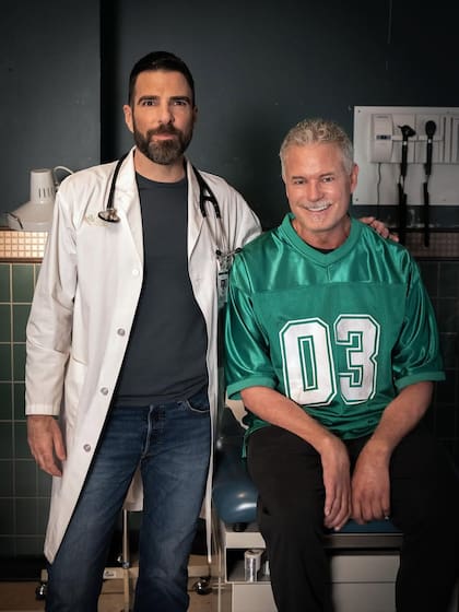 Junto al actor Zachary Quinto durante su participación en la serie de la NBC Brilliant Minds