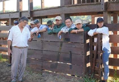 Junto al anfitrión Pablo Lambrechts, ingeniero agrónomo y segundo administrador del establecimiento (en el que trabaja hace casi 28 años), el grupo de colombianos clasificando animales a corral