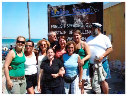 Junto al cartel de Hydro Sport, Mariano y buena parte de la familia van Gelderen