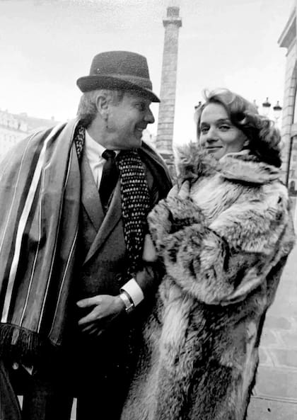 Junto al diseñador Ante Garmaz, paseando por las calles de París antes de volver juntos a Buenos Aires, 1981. Familia Villafañe