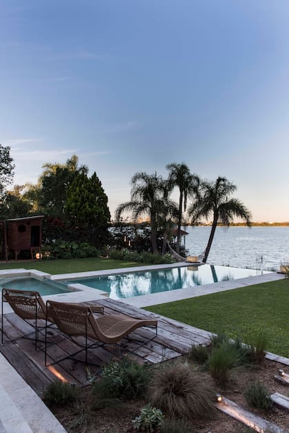 Junto al extremo de la pileta que aloja el jacuzzi, reposeras de fibras naturales (Mirador por el Mundo)