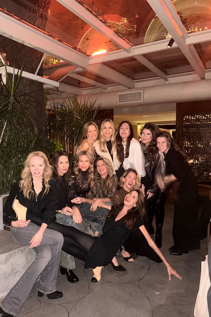 Junto al grupo de amiga que mantiene desde hace años