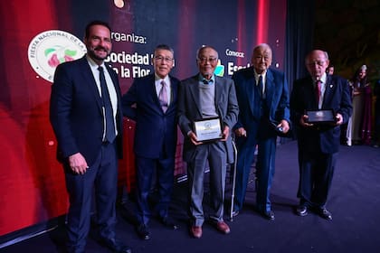 Junto al intendente de Escobar, Ariel Sujarchuk, el presidente de la Fiesta de la Flor, Tetsuya Hirose, Telmo Hisaki y Juan Carlos Papa