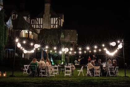 Junto al lago y en medio de un paisaje espectacular, la estancia Villa María ofrece un espacio para celebrar eventos