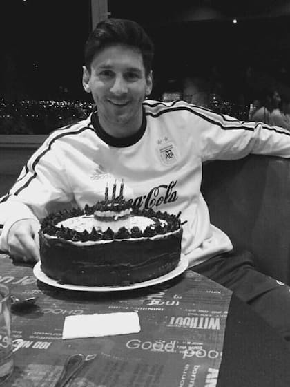 Junto al océano Pacífico, en 2015; Messi festejó su cumpleaños, junto con la selección, en Holanda, Alemania, Venezuela, Sudáfrica, dos veces en Brasil, Chile, los Estados Unidos, Rusia y en el predio de Ezeiza, en 2011 y hoy