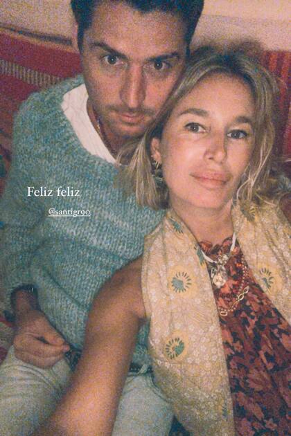 Junto al polista Santiago Gómez Romero, con quién comenzó a escribir su historia de amor hace poco más de un año. “Me enamora que Santiago me haga reír y se divierta con mis hijos…”, revela.