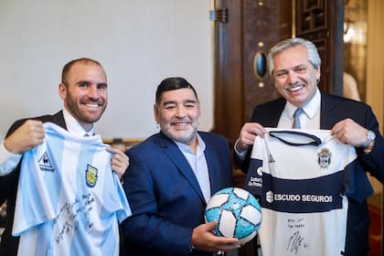 Diego Maradona junto al Presidente Alberto Fernández y el ministro de Economía Martín Guzmán, en una visita a la casa Rosada
